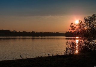 Coucher de soleil sur le lac de Miribel