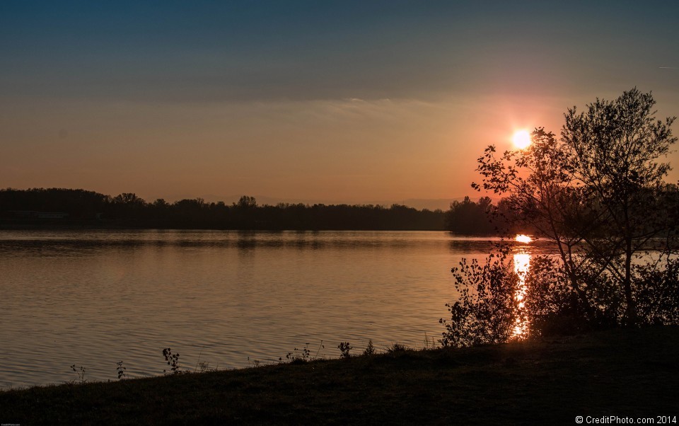 Coucher de soleil sur le lac de Miribel