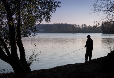 Photo de pêcheur sur la rive du lac de Miribel